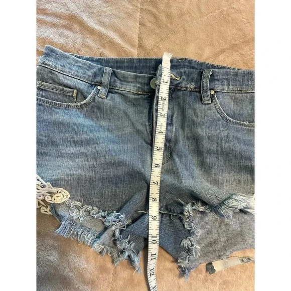 Gray Saks Fifth Avenue Jorts Size 29 Baby Shorts Lace Frayed Hem Jean Denim - Picture 12 of 12